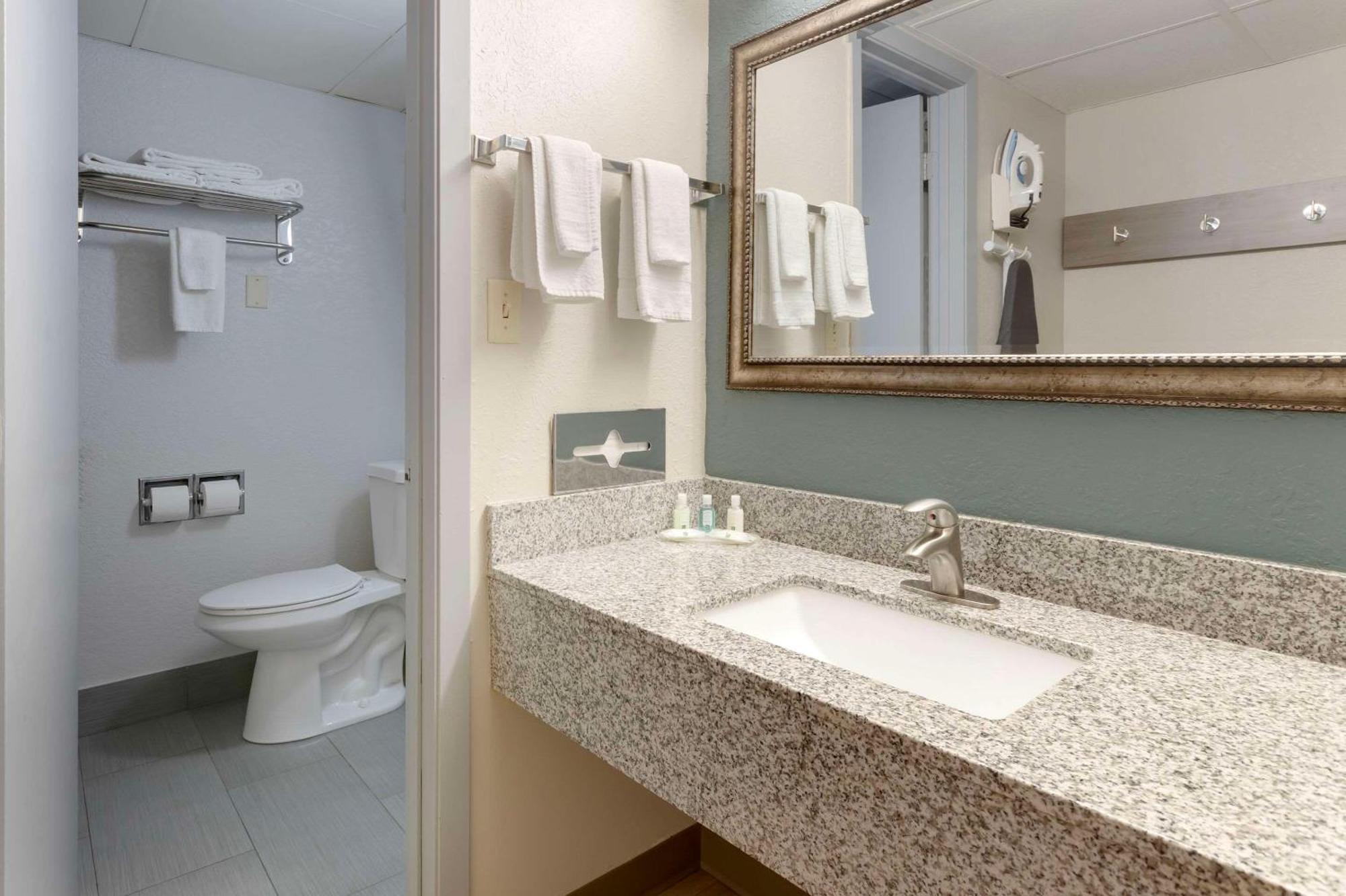 Quality Inn Newton At I-80 Extérieur photo