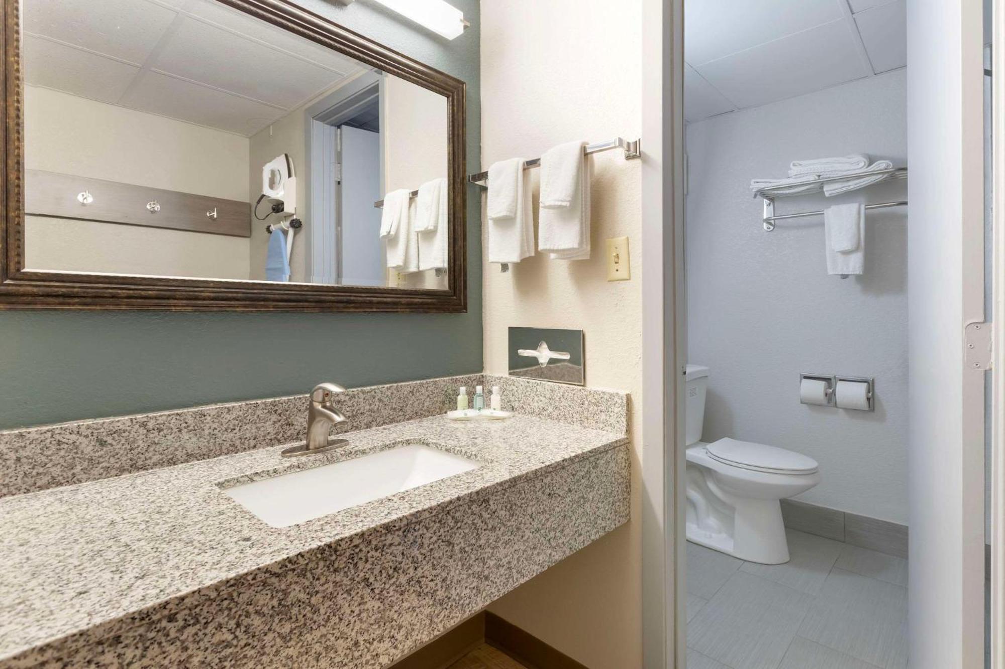 Quality Inn Newton At I-80 Extérieur photo